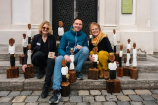 Militärseelsorger Pfarrer Mirko Webler (Mitte) brachte die Königsfiguren aus Bonn nach Augsburg. Gemeinsam mit der evangelischen Klinikseelsorgerin Pfarrerin Claudia Weingärtler (links) und Pfarrerin Bettina Böhmer-Lamey vom Evangelischen Forum Annahof wurden sie in Augsburg empfangen