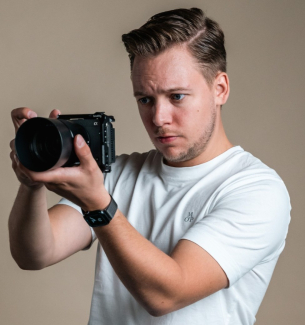 Nils Hannes Klotz mit Kamera 