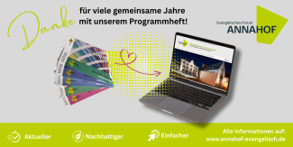 Postkarte mit Programmflyern, die sich als Pixel in einen Laptop hinein auflösen
