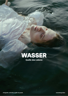 Liegende Frau im Wasser 